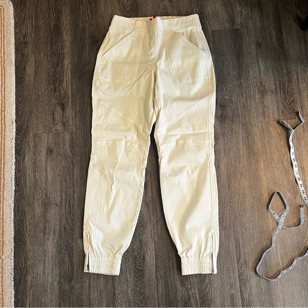 Very flatting white pant size L